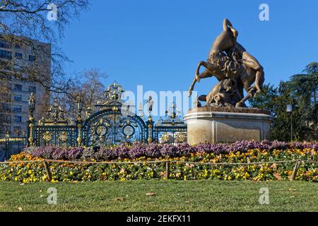 LYON, FRANCE, 20 février 2021 : Centaur et faune (1849) par Augustin Courtet est une statue de bronze à l'entrée principale du Parc de la tête d'Or Banque D'Images