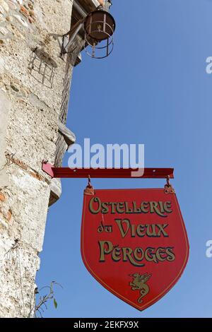 PEROUGES, FRANCE, 23 février 2021 : l'hostellerie, une ancienne auberge restaurée à Perouges. La ville a été restaurée et les maisons ont été sauvées au début o Banque D'Images