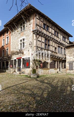 PEROUGES, FRANCE, 23 février 2021 : l'hostellerie, une ancienne auberge restaurée à Perouges. La ville a été restaurée et les maisons ont été sauvées au début o Banque D'Images