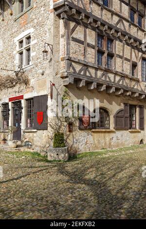 PEROUGES, FRANCE, 23 février 2021 : l'hostellerie, une ancienne auberge restaurée à Perouges. La ville a été restaurée et les maisons ont été sauvées au début o Banque D'Images