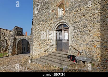 PEROUGES, FRANCE, 23 février 2021 : l'entrée de l'église. La ville a été restaurée et les maisons ont été sauvées au début du XXe siècle et est maintenant un p Banque D'Images