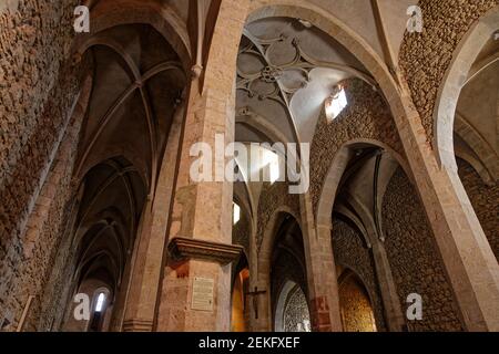 PEROUGES, FRANCE, 23 février 2021 : à l'intérieur de l'église fortifiée. La ville a été restaurée et les maisons ont été sauvées au début du XXe siècle et est Banque D'Images