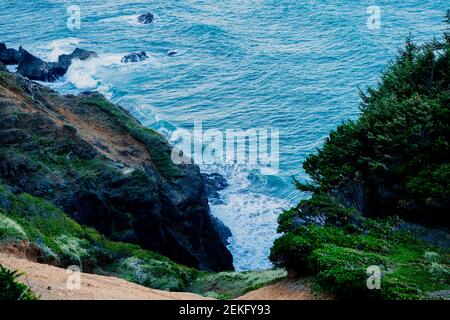 Vagues de mer bleue s'écrasant contre la côte, parc national Samuel H. Boardman, Brookings, Oregon, États-Unis Banque D'Images