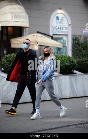 2/23/2021 - Milan, Diletta Leotta travaille à la radio avec Daniele Battaglia Diletta Leotta arrive à la radio avec Daniele Battaglia, et après avoir reçu un paquet contenant un parfum comme cadeau d'un ventilateur, ils entrent dans un bar pour boire un café et ensuite aller au travail. Quand ils partent après une heure ils marchent vers la voiture, garés non loin, et Diletta Leotta est accompagné à la maison. (Photo par IPA/Sipa USA) crédit: SIPA USA/Alay Live News Banque D'Images