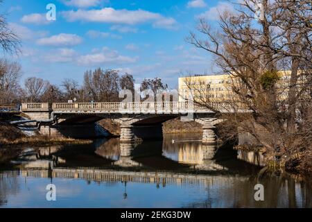 Wroclaw, Pologne - Mars 8 2020 ancien pont en béton Olawski reflété dans la rivière Banque D'Images