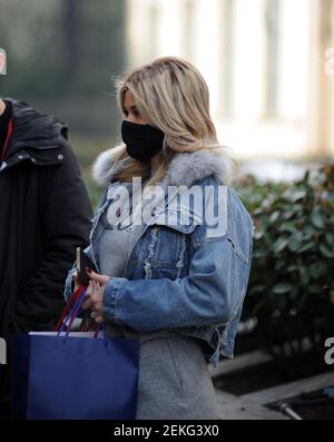 2/23/2021 - Milan, Diletta Leotta travaille à la radio avec Daniele Battaglia Diletta Leotta arrive à la radio avec Daniele Battaglia, et après avoir reçu un paquet contenant un parfum comme cadeau d'un ventilateur, ils entrent dans un bar pour boire un café et ensuite aller au travail. Quand ils partent après une heure ils marchent vers la voiture, garés non loin, et Diletta Leotta est accompagné à la maison. (Photo par IPA/Sipa USA) crédit: SIPA USA/Alay Live News Banque D'Images