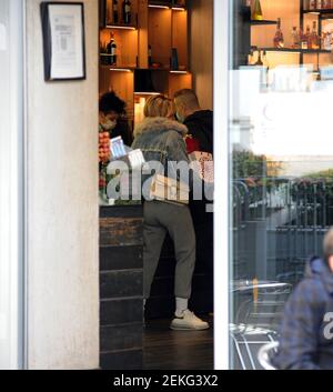 2/23/2021 - Milan, Diletta Leotta travaille à la radio avec Daniele Battaglia Diletta Leotta arrive à la radio avec Daniele Battaglia, et après avoir reçu un paquet contenant un parfum comme cadeau d'un ventilateur, ils entrent dans un bar pour boire un café et ensuite aller au travail. Quand ils partent après une heure ils marchent vers la voiture, garés non loin, et Diletta Leotta est accompagné à la maison. (Photo par IPA/Sipa USA) crédit: SIPA USA/Alay Live News Banque D'Images