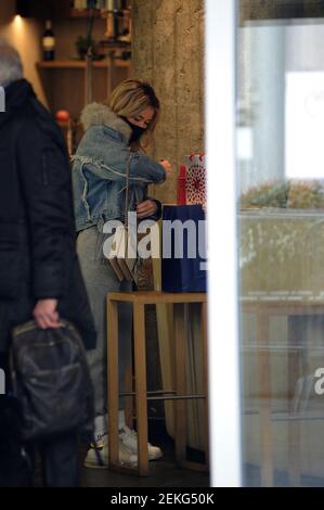 2/23/2021 - Milan, Diletta Leotta travaille à la radio avec Daniele Battaglia Diletta Leotta arrive à la radio avec Daniele Battaglia, et après avoir reçu un paquet contenant un parfum comme cadeau d'un ventilateur, ils entrent dans un bar pour boire un café et ensuite aller au travail. Quand ils partent après une heure ils marchent vers la voiture, garés non loin, et Diletta Leotta est accompagné à la maison. (Photo par IPA/Sipa USA) crédit: SIPA USA/Alay Live News Banque D'Images