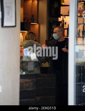 2/23/2021 - Milan, Diletta Leotta travaille à la radio avec Daniele Battaglia Diletta Leotta arrive à la radio avec Daniele Battaglia, et après avoir reçu un paquet contenant un parfum comme cadeau d'un ventilateur, ils entrent dans un bar pour boire un café et ensuite aller au travail. Quand ils partent après une heure ils marchent vers la voiture, garés non loin, et Diletta Leotta est accompagné à la maison. (Photo par IPA/Sipa USA) crédit: SIPA USA/Alay Live News Banque D'Images