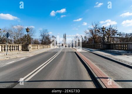 Wroclaw, Pologne - Mars 8 2020 longue rue sur le vieux pont en béton Olawski Banque D'Images