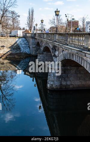 Wroclaw, Pologne - Mars 8 2020 ancien pont en béton Olawski reflété dans la rivière Banque D'Images