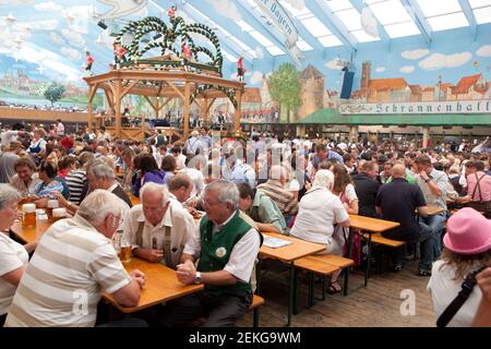 Fêtards fêtent l'octobre (Oktoberfest) à l'intérieur de la tente Hacker-Pschorr sur Theresienwiese. Banque D'Images