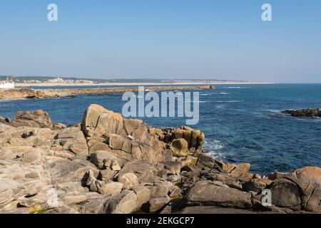 Rochers à la plage de Vila do Conde, au Portugal Banque D'Images