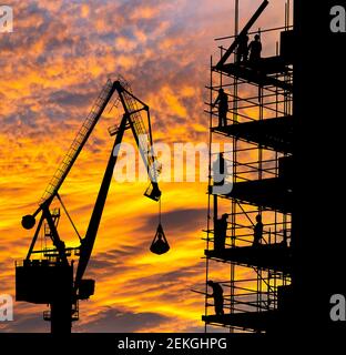 Échafaudage, échafaudage, Schaffolders silhouettés au coucher du soleil. Chantier de construction, chantier de construction, distance sociale au travail..., concept Banque D'Images