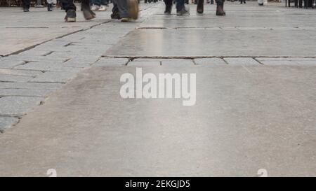 Pieds de personnes marchant le long de la rue à la ville d'izmir, Turquie un jour Banque D'Images