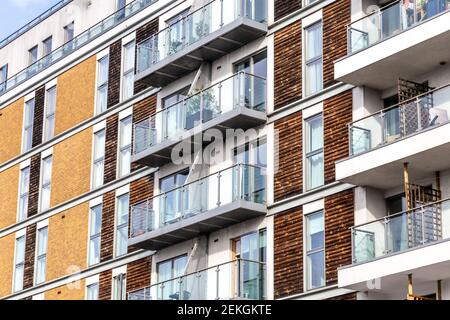 Revêtement en bois sur un bâtiment résidentiel à Londres, Royaume-Uni Banque D'Images