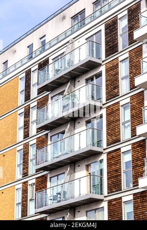 Revêtement en bois sur un bâtiment résidentiel à Londres, Royaume-Uni Banque D'Images