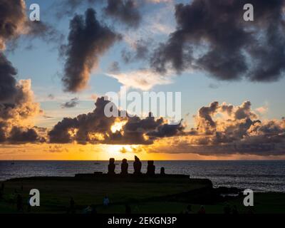 Coucher de soleil à Tahai, avec AHU Vai Uri, île de Pâques, Polynésie chilienne Banque D'Images