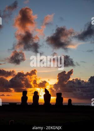 Coucher de soleil à Tahai, avec AHU Vai Uri, île de Pâques, Polynésie chilienne Banque D'Images