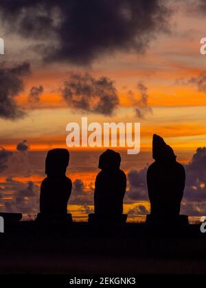 Coucher de soleil à Tahai, avec AHU Vai Uri, île de Pâques, Polynésie chilienne Banque D'Images