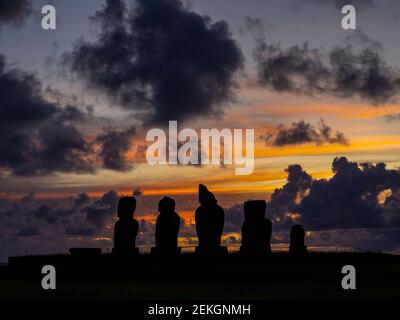 Coucher de soleil à Tahai, avec AHU Vai Uri, île de Pâques, Polynésie chilienne Banque D'Images