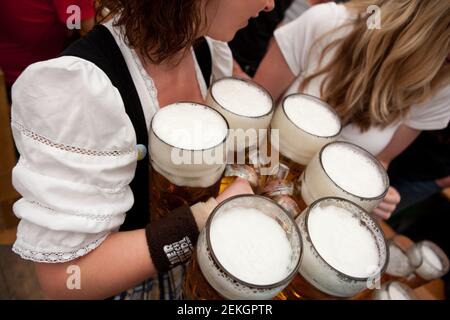 Allemagne Munich gros plan de la bière servie par la serveuse à l'Octoberfest (Oktoberfest) sur la Theresienwiese. Banque D'Images