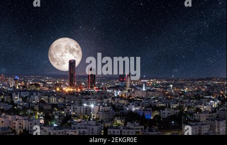 Pleine lune derrière les bâtiments modernes dans le nouveau centre-ville de Amman Banque D'Images