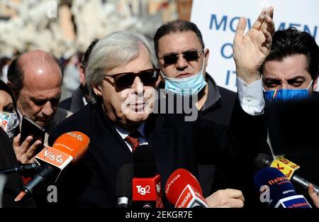 Rome, Italie. 23 février 2021. Vittorio Sgarbi sur la Piazza Navona présente à la presse sa candidature pour les élections du maire de Rome avec sa liste de la Renaissance crédit: Agence de photo indépendante/Alamy Live News Banque D'Images