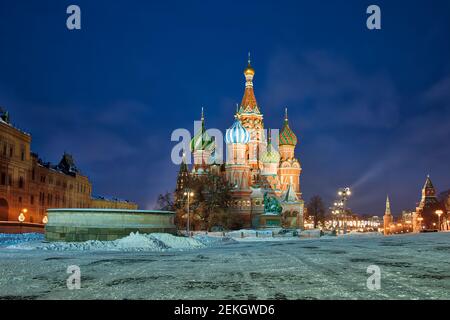 Lobnoye Mesto et la cathédrale Saint-Basile au crépuscule d’hiver Banque D'Images