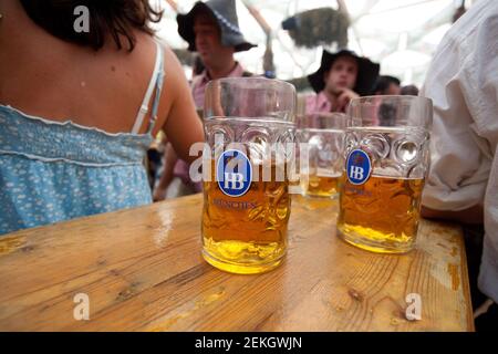 Allemagne les fêtards de Munich fêtent l'octobre (Oktoberfest) à l'intérieur des tentes sur Theresienwiese. Banque D'Images