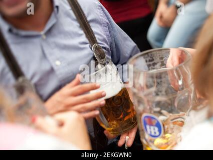 Allemagne les fêtards de Munich fêtent l'octobre (Oktoberfest) à l'intérieur des tentes sur Theresienwiese. Banque D'Images