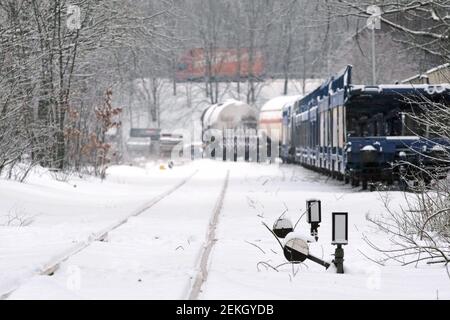 Brunswick, Allemagne. 12 février 2021. La neige se trouve sur les voies du chemin de fer portuaire dans le port de Braunschweig. De nombreux navires ont été coincés dans le port intérieur de l'ancienne ville hanséatique pendant plusieurs jours parce que le canal Mittelland s'est gelé. Tous les brise-glace ont été appelés pour garder le Weser libre de glace. Credit: Stefan Jaitner/dpa/Alay Live News Banque D'Images