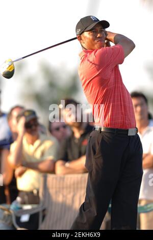 **PHOTO DE FICHIER** Tiger Woods aérolevé après le crash de Rollover. Tiger Woods remporte le championnat Ford à Doral pour la deuxième année consécutive. Miami, FL le 5 mars 2006. Crédit : mpi04/MediaPunch Banque D'Images