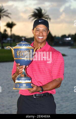 **PHOTO DE FICHIER** Tiger Woods aérolevé après le crash de Rollover. MIAMI - 25 MARS : Tiger Woods des États-Unis détient le trophée après avoir remporté le Championnat du monde de golf 2007 CA qui s'est tenu au Doral Golf Resort and Spa le 25 mars 2007 à Miami, en Floride. Crédit : mpi04/MediaPunch Banque D'Images