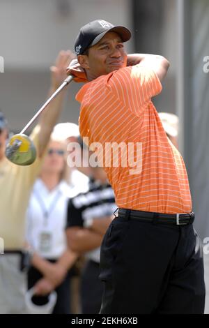 **PHOTO DE FICHIER** Tiger Woods aérolevé après le crash de Rollover. MIAMI - 23 MARS : Tiger Woods lors de la deuxième partie du championnat du monde de golf CA au Doral Golf Resort and Spa le 23 mars 2007 à Miami, Floride. Crédit : mpi04/MediaPunch Banque D'Images