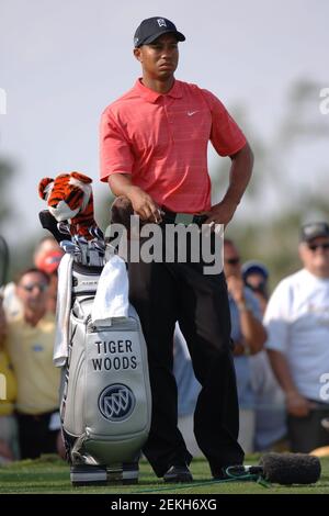 **PHOTO DE FICHIER** Tiger Woods aérolevé après le crash de Rollover. Tiger Woods remporte le championnat Ford à Doral pour la deuxième année consécutive. Miami, FL le 5 mars 2006. Crédit : mpi04/MediaPunch Banque D'Images