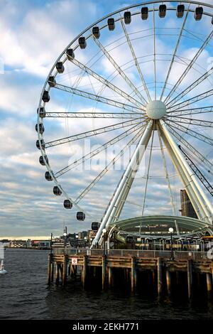 WA19327-00...WASHINGTON - la grande roue de Seattle située sur le Pier 57 sur Elliot Bay. Banque D'Images