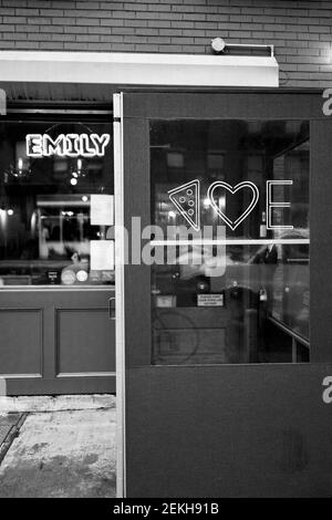 Emily aime le restaurant Pizza à Brooklyn, New York, États-Unis. Pizza and Burgers, restaurant populaire de Brooklyn. Banque D'Images