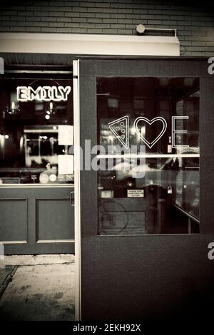 Emily aime le restaurant Pizza à Brooklyn, New York, États-Unis. Pizza and Burgers, restaurant populaire de Brooklyn. Banque D'Images