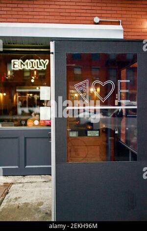 Emily aime le restaurant Pizza à Brooklyn, New York, États-Unis. Pizza and Burgers, restaurant populaire de Brooklyn. Banque D'Images