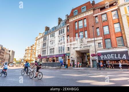 Londres, Royaume-Uni - 26 juin 2018: Ville centre-ville pendant la journée ensoleillée d'été à Southwark près de London Bridge et panneau pour Borough Market large angle View Banque D'Images