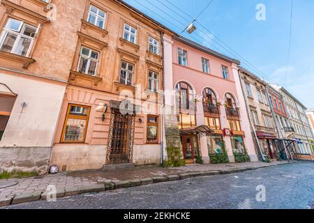 Lviv, Ukraine - 1 août 2018 : ville Lvov ukrainienne dans la vieille ville avec ruelle rétro étroite rue Virmenska et panneau d'entrée des magasins Banque D'Images