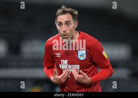 Derby, Royaume-Uni. 23 février 2021. Richard Keogh #15 de Huddersfield Town réagit à Derby, Royaume-Uni le 2/23/2021. (Photo de Mark Cosgrove/News Images/Sipa USA) crédit: SIPA USA/Alay Live News Banque D'Images