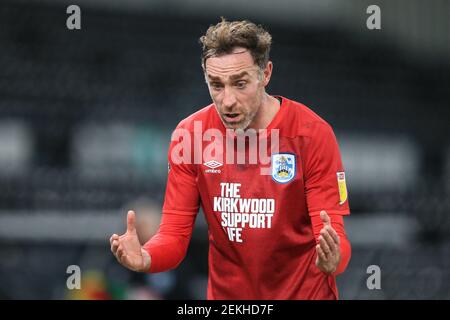 Derby, Royaume-Uni. 23 février 2021. Richard Keogh #15 de Huddersfield Town réagit à Derby, Royaume-Uni le 2/23/2021. (Photo de Mark Cosgrove/News Images/Sipa USA) crédit: SIPA USA/Alay Live News Banque D'Images