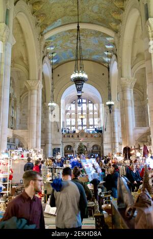 À l'intérieur de l'hiver Brooklyn Flea Market, abrité à l'intérieur d'un grand bâtiment de marché à plafond élevé. Brooklyn, New York Banque D'Images