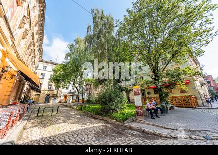 Lviv, Ukraine - 1er août 2018 : bâtiments et panneau par le parc de la place Koliivshchyny sur la rue Brativ Rohatyntsiv dans la ville ukrainienne historique de la vieille ville Banque D'Images