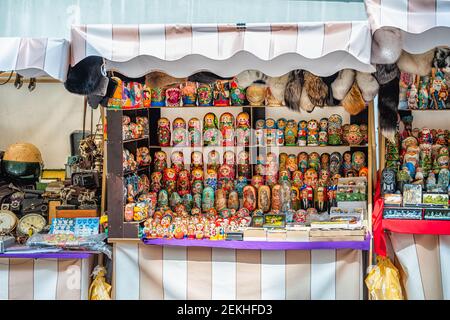 Kiev, Ukraine - 12 août 2018: Andriyivskyy Uzviz Descent avec des vendeurs vendant des souvenirs russe gerbage babushka matryoshka poupées Banque D'Images