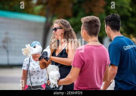 Kiev, Ukraine - 12 août 2018: Ville en centre-ville avec des personnes tenant des pigeons colombe oiseau de proximité avec des hommes et des femmes touristes Banque D'Images