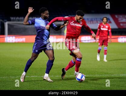 Josh Laurent (à droite) de Reading et Fred Onyedinma de Wycombe Wanderers se battent pour le ballon lors du match du championnat Sky Bet à Adams Park, Wycombe. Date de la photo: Mardi 23 février 2021. Banque D'Images