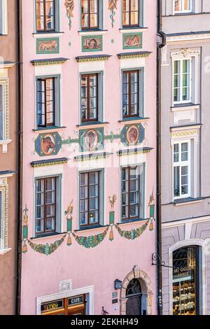 Varsovie, Pologne - 22 août 2018 : bâtiment historique coloré de couleur rose à l'architecture murale sur la place du marché de la vieille ville de rynek avec un design animal et un café Banque D'Images